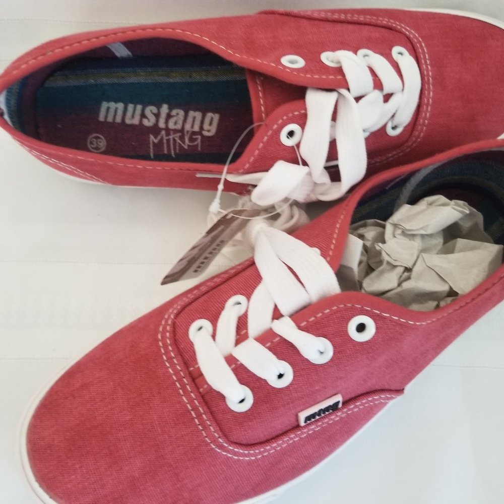 Mustang tennis shoes size 39 (8.5 US)